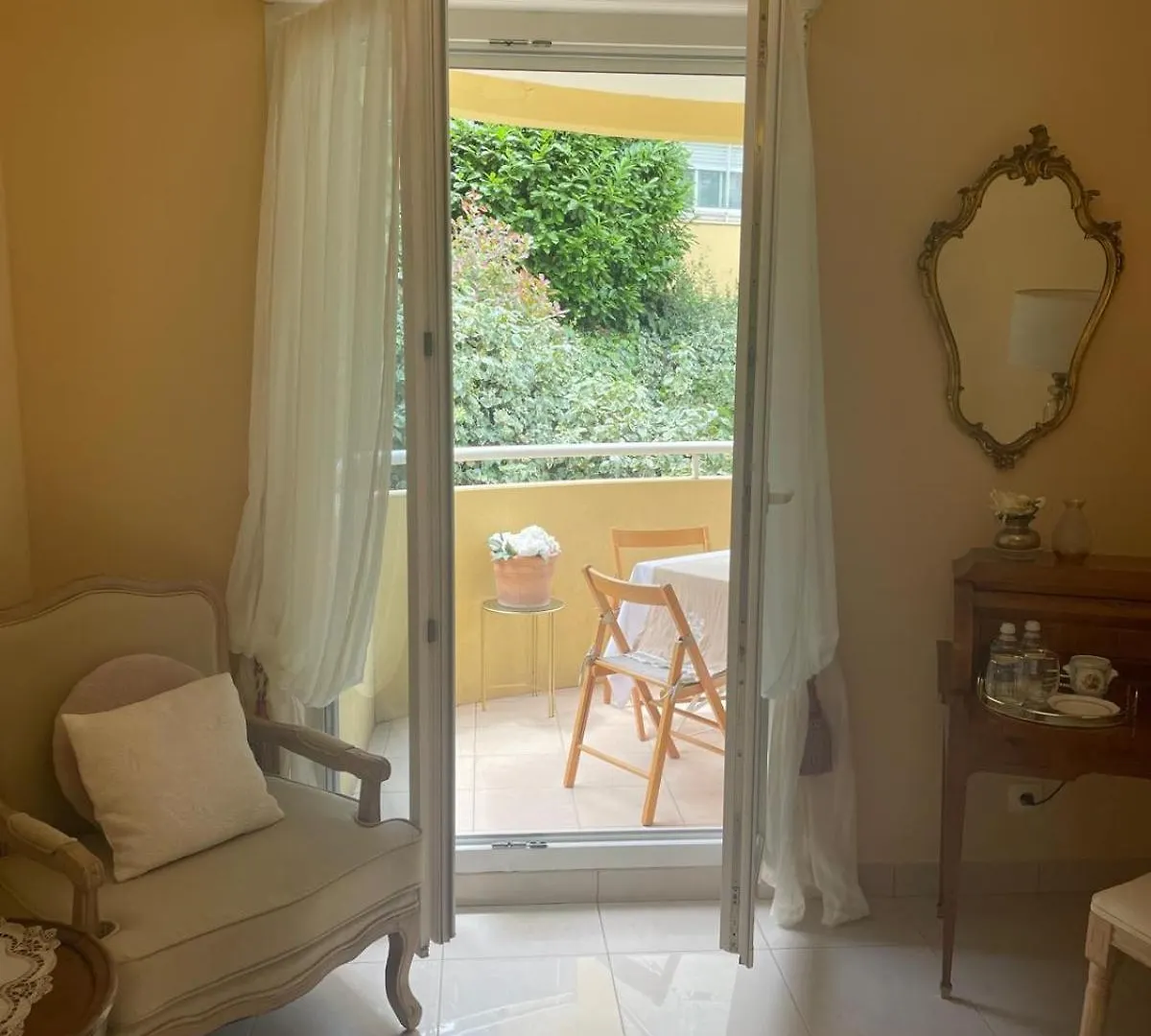 Bed and Breakfast Grace & Breakfast à Beausoleil Couette-café